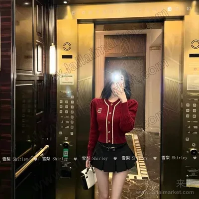 小香毛衣配胸针